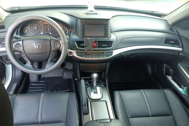 Used Honda Crosstour 2014 2.4L Luxury Navigation Edition Interior 2
