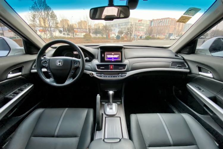Used Honda Crosstour 2014 2.4L Luxury Edition Interior 3