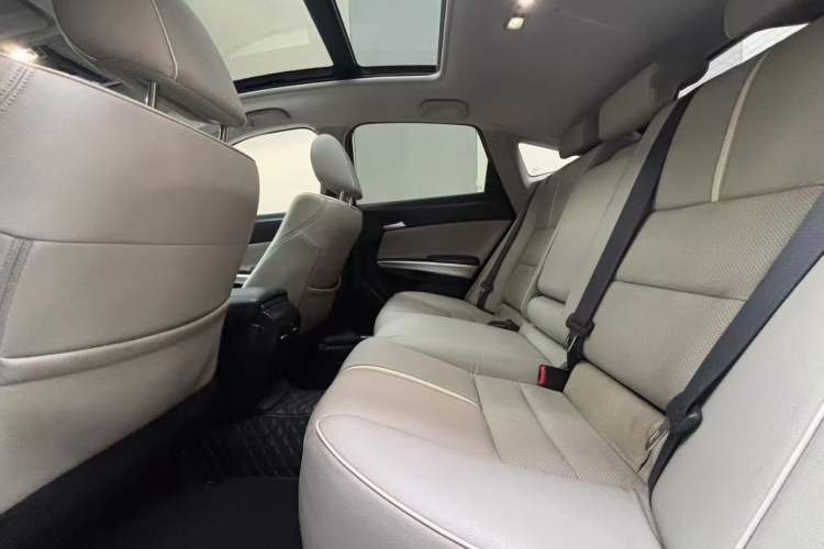 Used Honda Crosstour 2014 2.4L Luxury Edition Interior 3