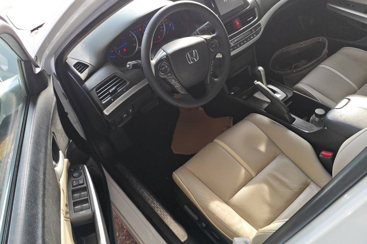 Used Honda Crosstour 2014 2.4L Luxury Edition Interior 3