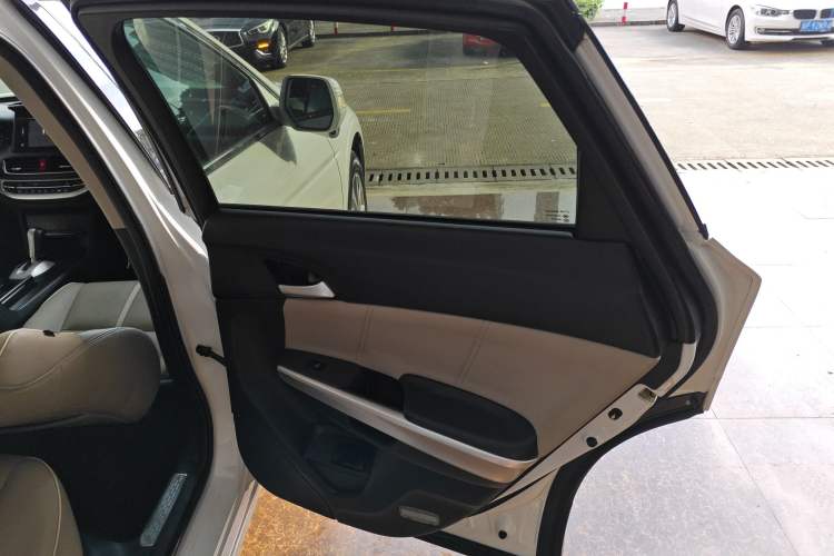 Used Honda Crosstour 2014 2.4L Luxury Edition Interior 6