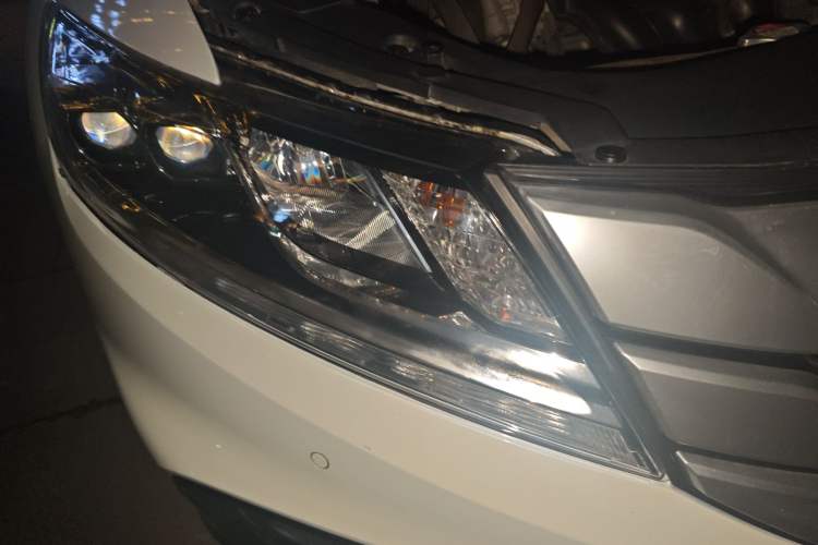 Used Honda Crosstour 2014 2.4L Luxury Navigation Edition Right Front Headlight