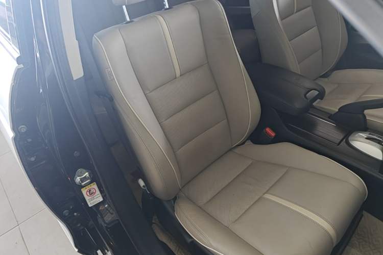 Used Honda Crosstour 2014 2.4L Luxury Edition Right Front Seat