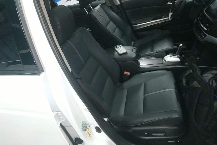 Used Honda Crosstour 2014 2.4L Luxury Edition Right Front Seat