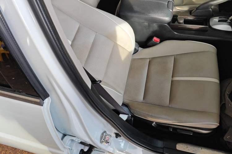 Used Honda Crosstour 2014 2.4L Luxury Edition Right Front Seat