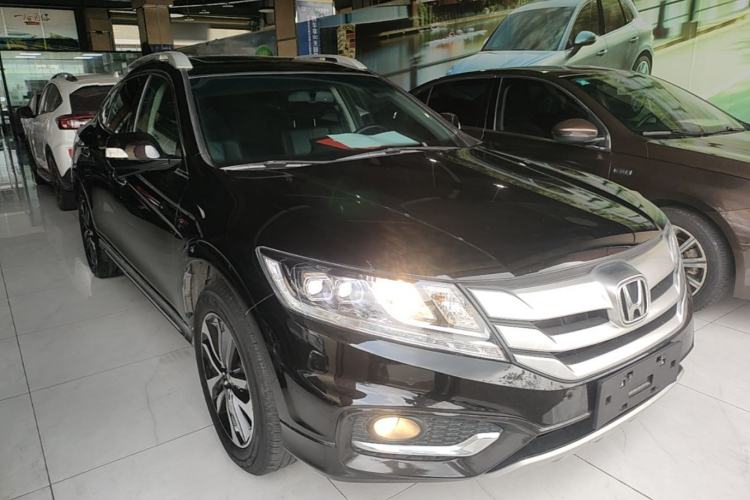 Used Honda Crosstour 2016 2.4L Luxury Edition Front Right 45 Deg