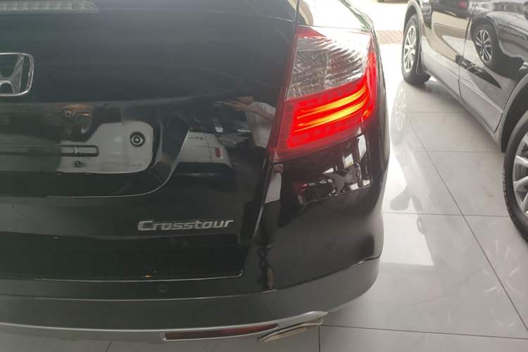 Used Honda Crosstour 2016 2.4L Luxury Edition Right Rear Taillight