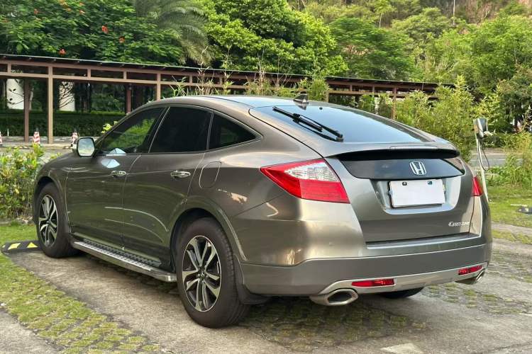 Used Honda Crosstour 2016 2.4L Luxury Navigation Edition Exterior 2