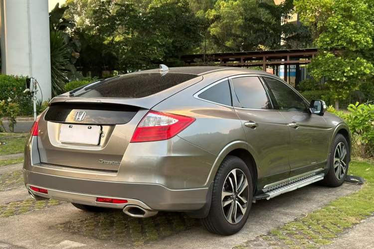 Used Honda Crosstour 2016 2.4L Luxury Navigation Edition Exterior 4