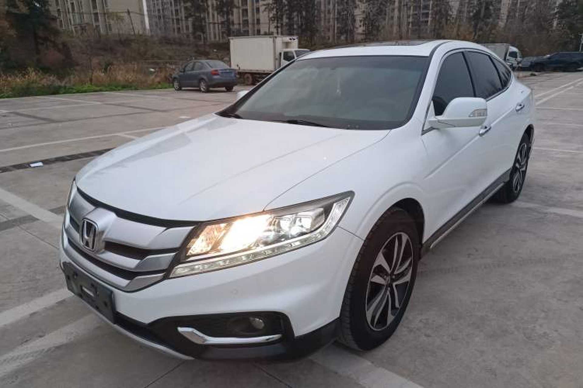 Used Honda Crosstour 2016 2.4L Luxury Edition Front Left 45 Deg