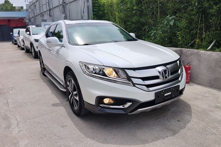 Used Honda Crosstour 2016 2.4L Luxury Edition Front Right 45 Deg