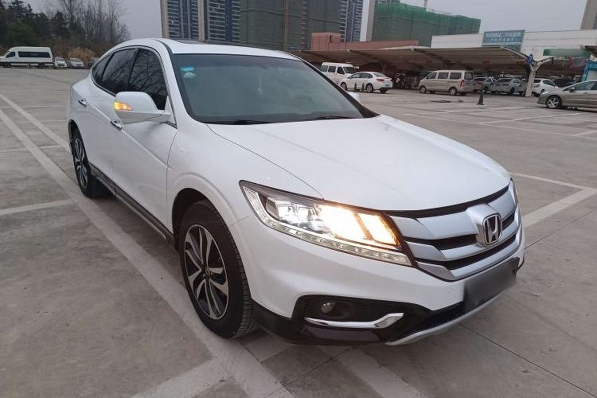 Used Honda Crosstour 2016 2.4L Luxury Edition Front Right 45 Deg