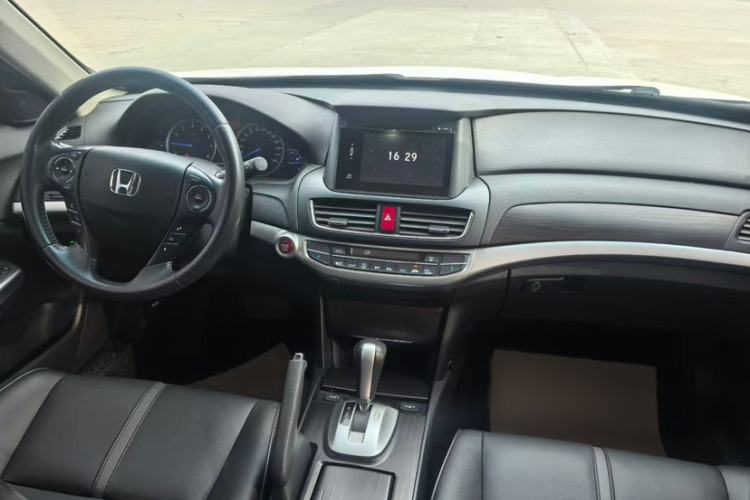 Used Honda Crosstour 2016 2.4L Luxury Edition Interior 3