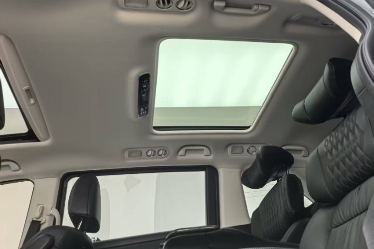 Used Honda Elysion 2024 2.0L eHEV Luxury Edition Interior 4