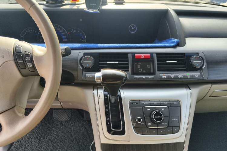Used Honda Elysion 2012 2.4L VTi-S Prestige Edition Audio And AC Panel