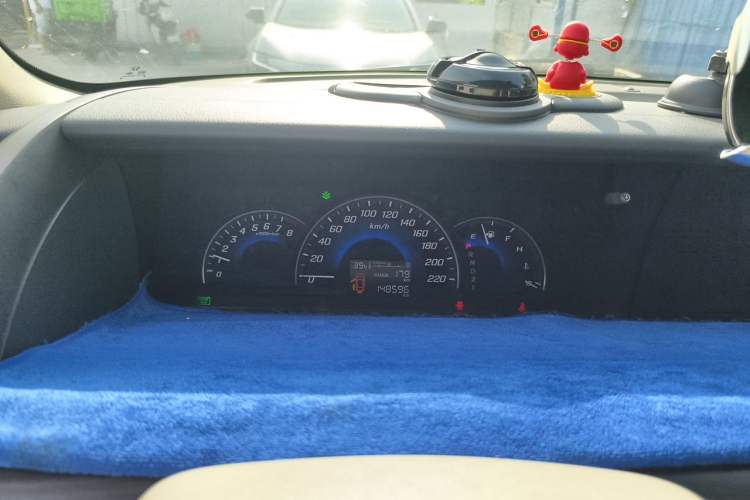 Used Honda Elysion 2012 2.4L VTi-S Prestige Edition Odometer Close Up