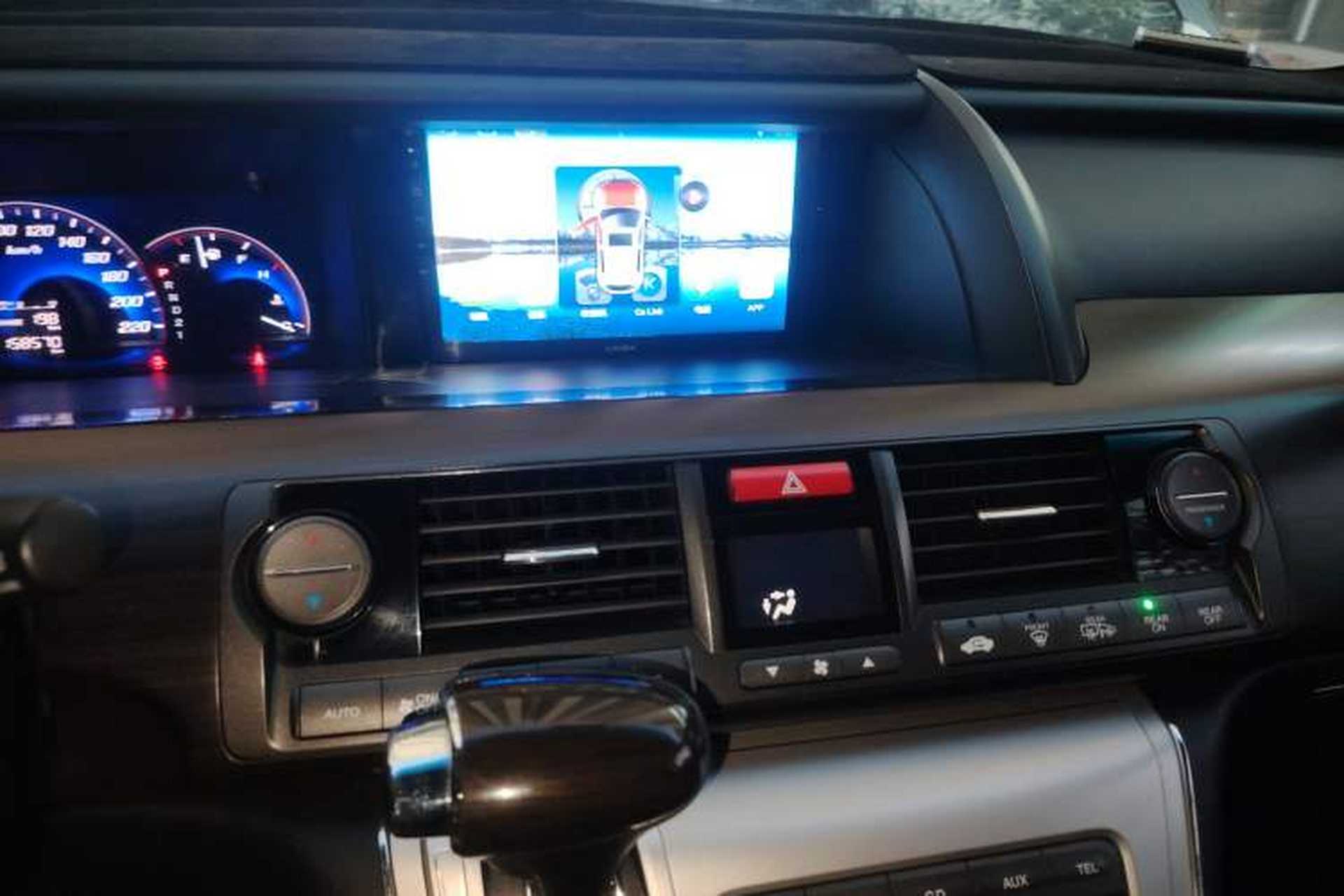 Used Honda Elysion 2012 2.4L VTi-S Prestige Edition Audio And AC Panel