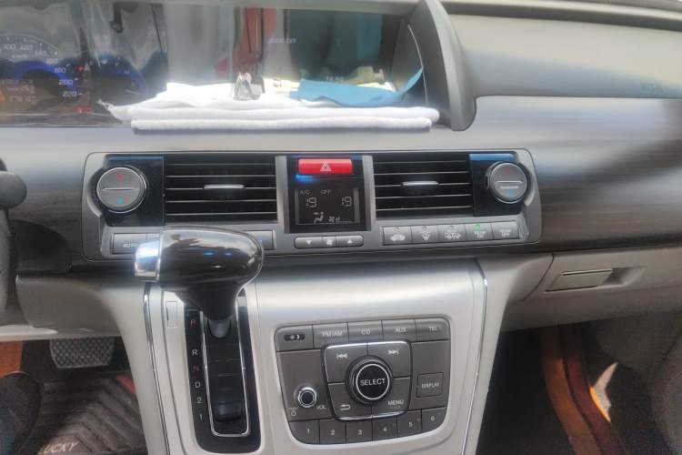 Used Honda Elysion 2012 2.4L VTi-S Prestige Edition Audio And AC Panel