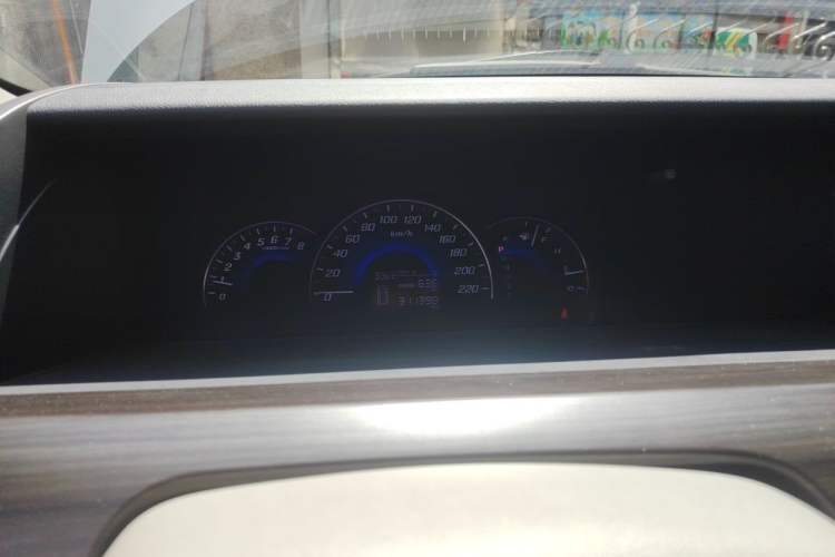 Used Honda Elysion 2012 2.4L VTi-S Prestige Edition Odometer Close Up