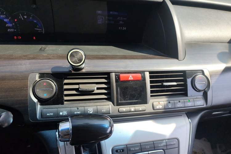 Used Honda Elysion 2015 2.4L VTi-S Prestige Edition Audio And AC Panel