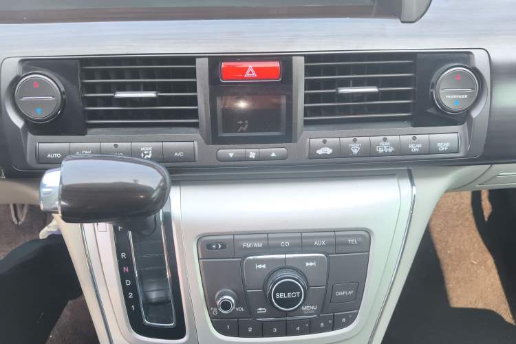 Used Honda Elysion 2015 2.4L VTi-S Prestige Edition Audio And AC Panel
