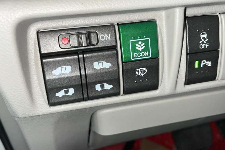 Used Honda Elysion 2015 2.4L VTi-S Prestige Edition Interior 4