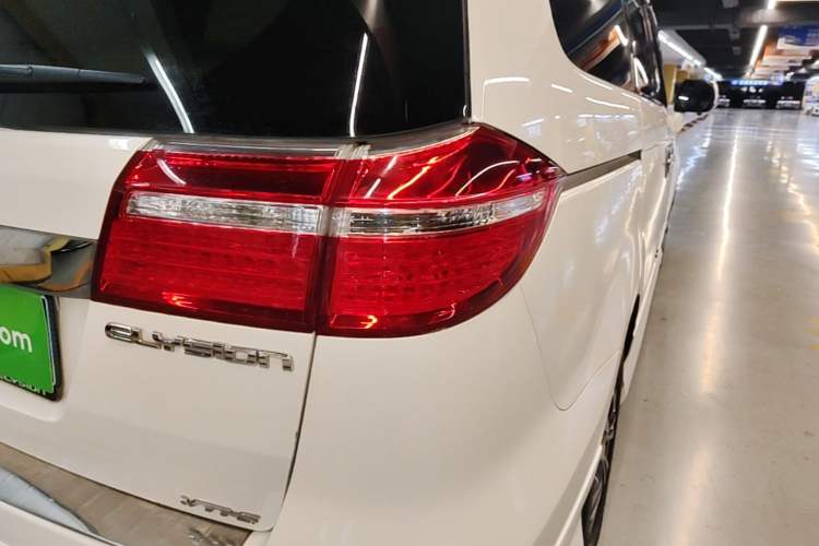 Used Honda Elysion 2015 2.4L VTi-S Prestige Edition Right Rear Taillight