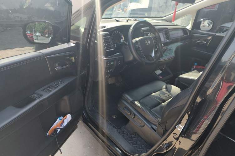Used Honda Elysion 2016 2.4L Supreme Edition Interior 3
