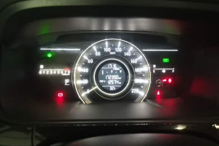 Used Honda Elysion 2016 2.4L Comfort Edition Odometer Close Up