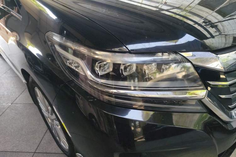 Used Honda Elysion 2016 2.4L Supreme Edition Right Front Headlight
