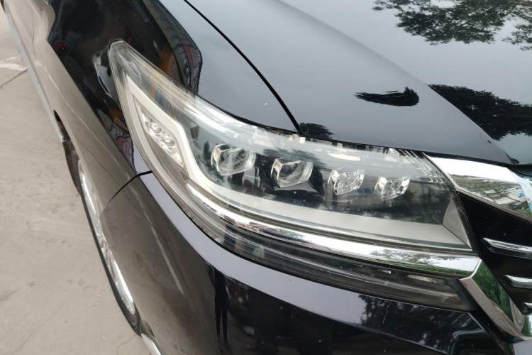 Used Honda Elysion 2016 2.4L Supreme Edition Right Front Headlight