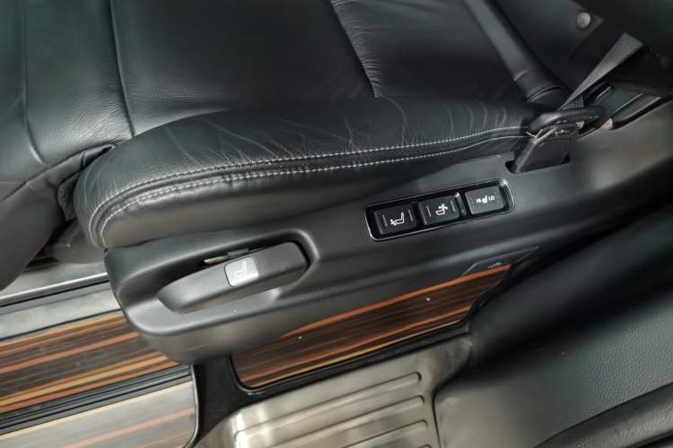 Used Honda Elysion 2016 2.4L Supreme Edition Interior 10