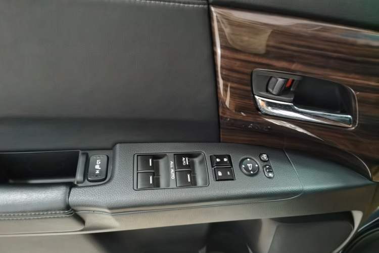 Used Honda Elysion 2016 2.4L Supreme Edition Interior 4