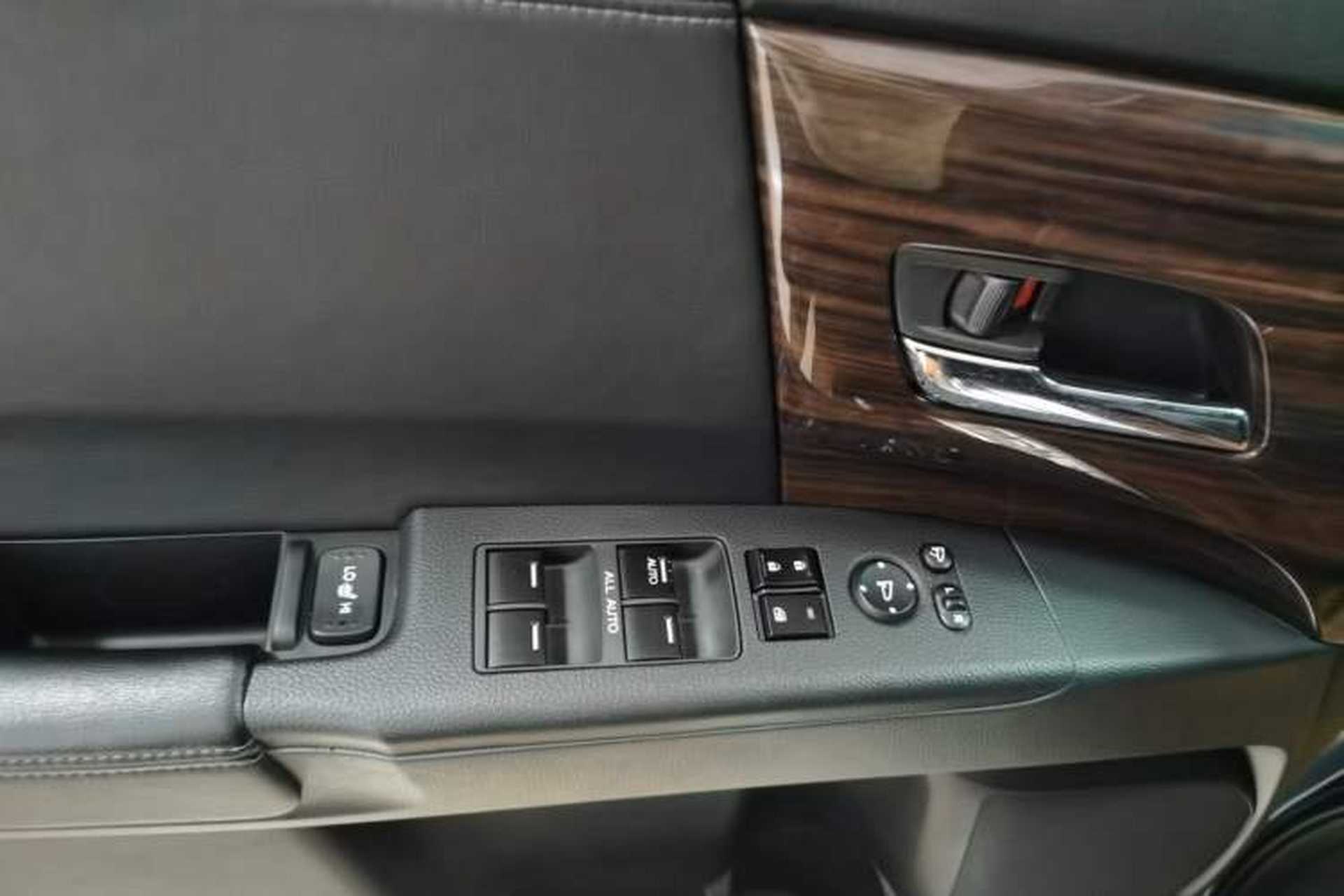 Used Honda Elysion 2016 2.4L Supreme Edition Interior 4