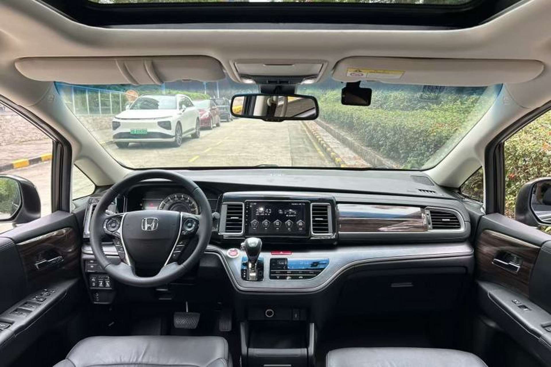 Used Honda Elysion 2016 2.4L Supreme Edition Center Console