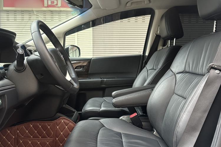 Used Honda Elysion 2016 2.4L Supreme Edition Interior 10