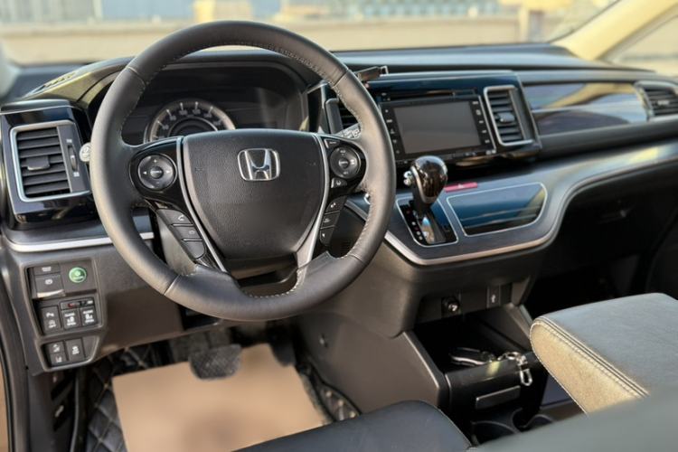 Used Honda Elysion 2016 2.4L Supreme Edition Interior 3