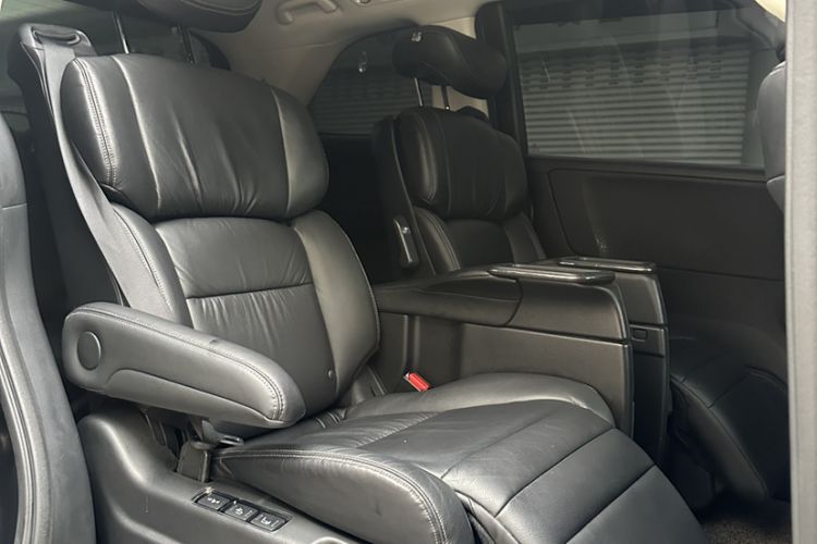 Used Honda Elysion 2016 2.4L Supreme Edition Interior 3