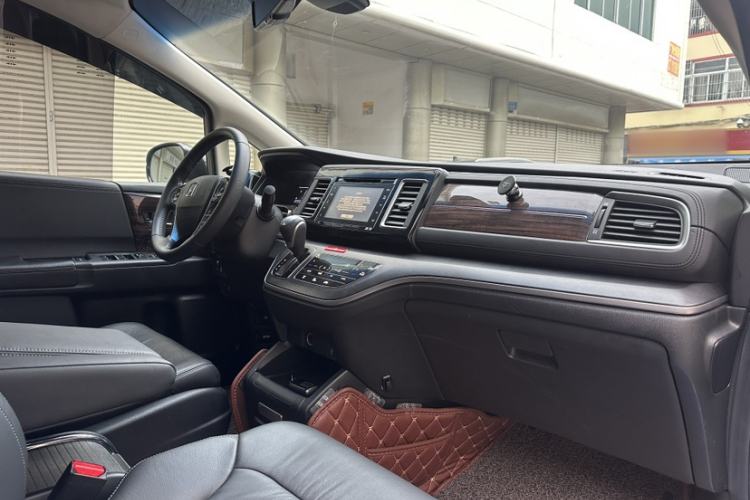 Used Honda Elysion 2016 2.4L Supreme Edition Interior 4