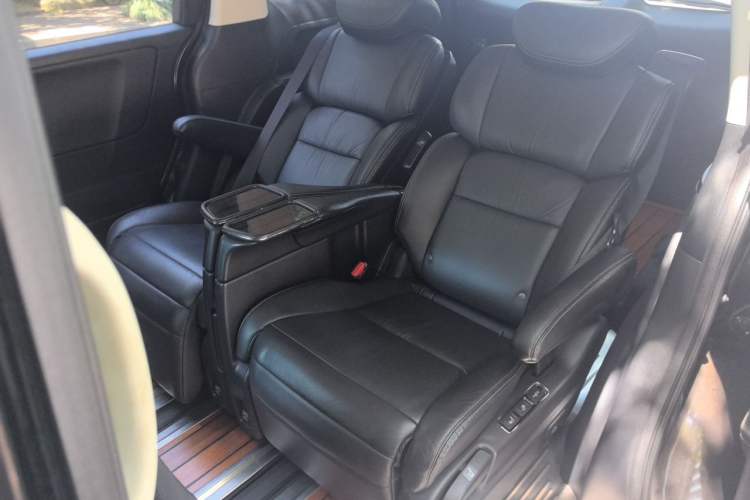 Used Honda Elysion 2016 2.4L Supreme Edition Interior 4