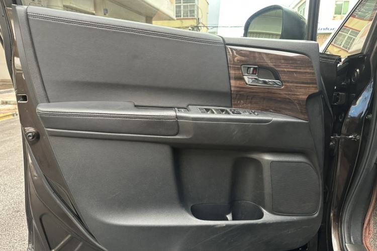 Used Honda Elysion 2016 2.4L Supreme Edition Interior 7