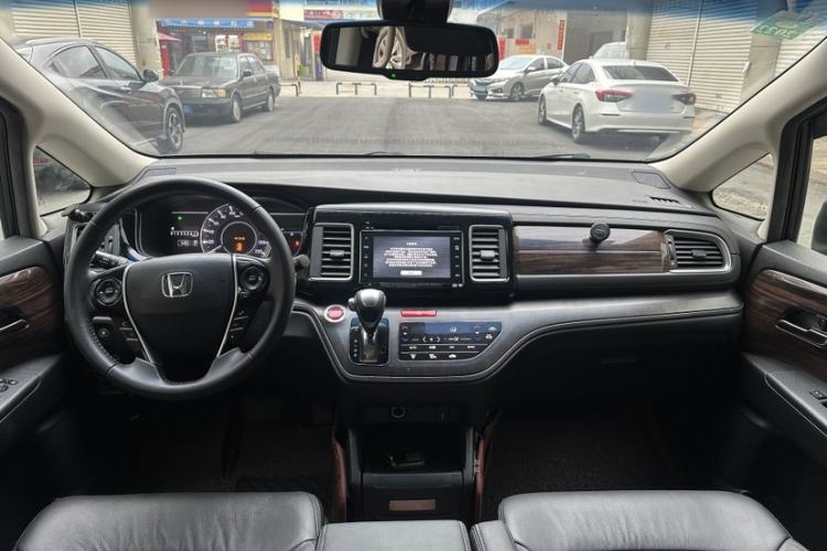 Used Honda Elysion 2016 2.4L Supreme Edition Interior 8