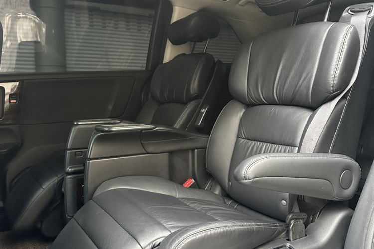 Used Honda Elysion 2016 2.4L Supreme Edition Interior 9