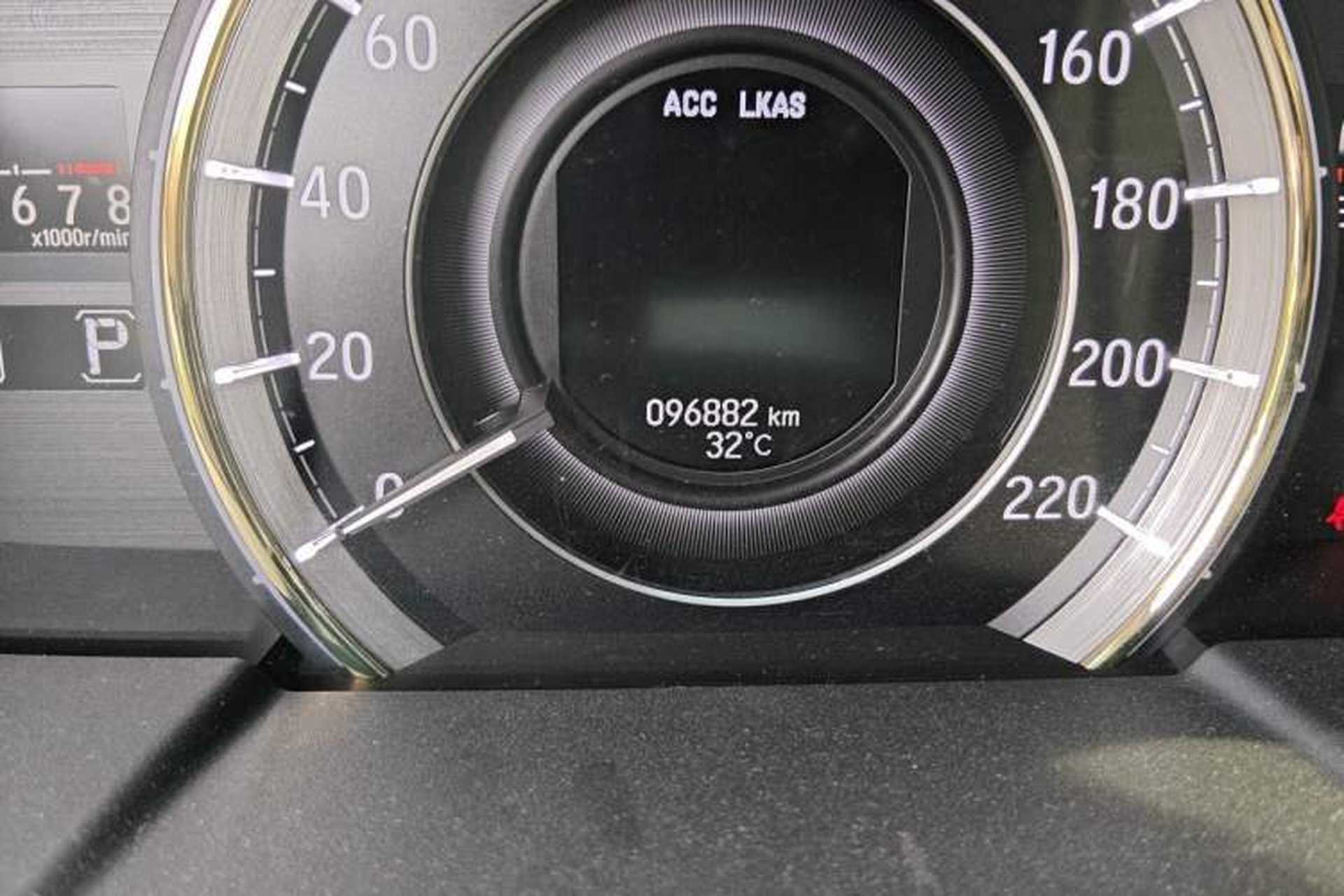 Used Honda Elysion 2016 2.4L Supreme Edition Odometer Close Up