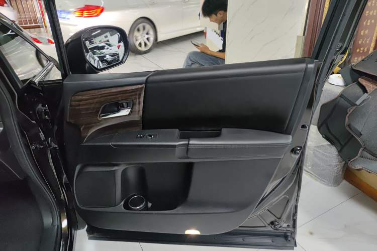 Used Honda Elysion 2016 2.4L Classic Edition Right Front Door Interior