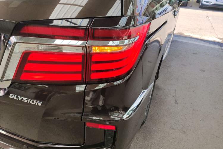 Used Honda Elysion 2016 2.4L Luxury Edition Right Rear Taillight