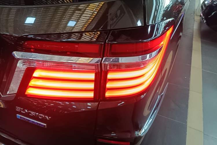 Used Honda Elysion 2016 2.4L Style Edition Right Rear Taillight