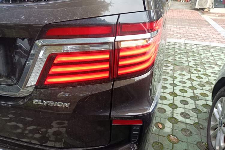 Used Honda Elysion 2016 2.4L Style Edition Right Rear Taillight