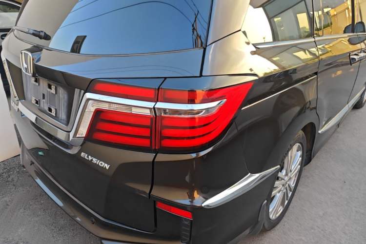 Used Honda Elysion 2016 2.4L Style Edition Right Rear Taillight