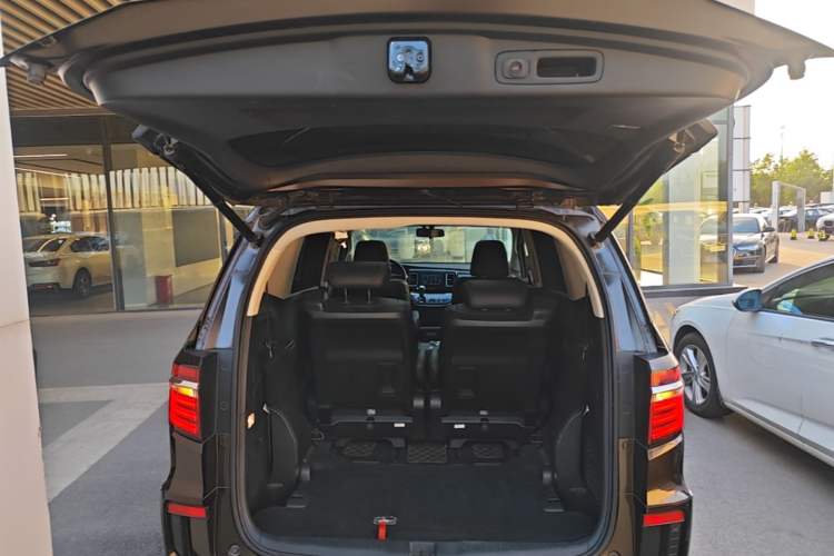 Used Honda Elysion 2016 2.4L Style Edition Trunk